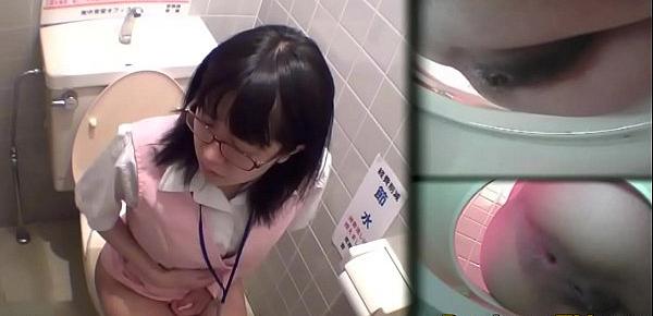  Asian teen pees in toilet